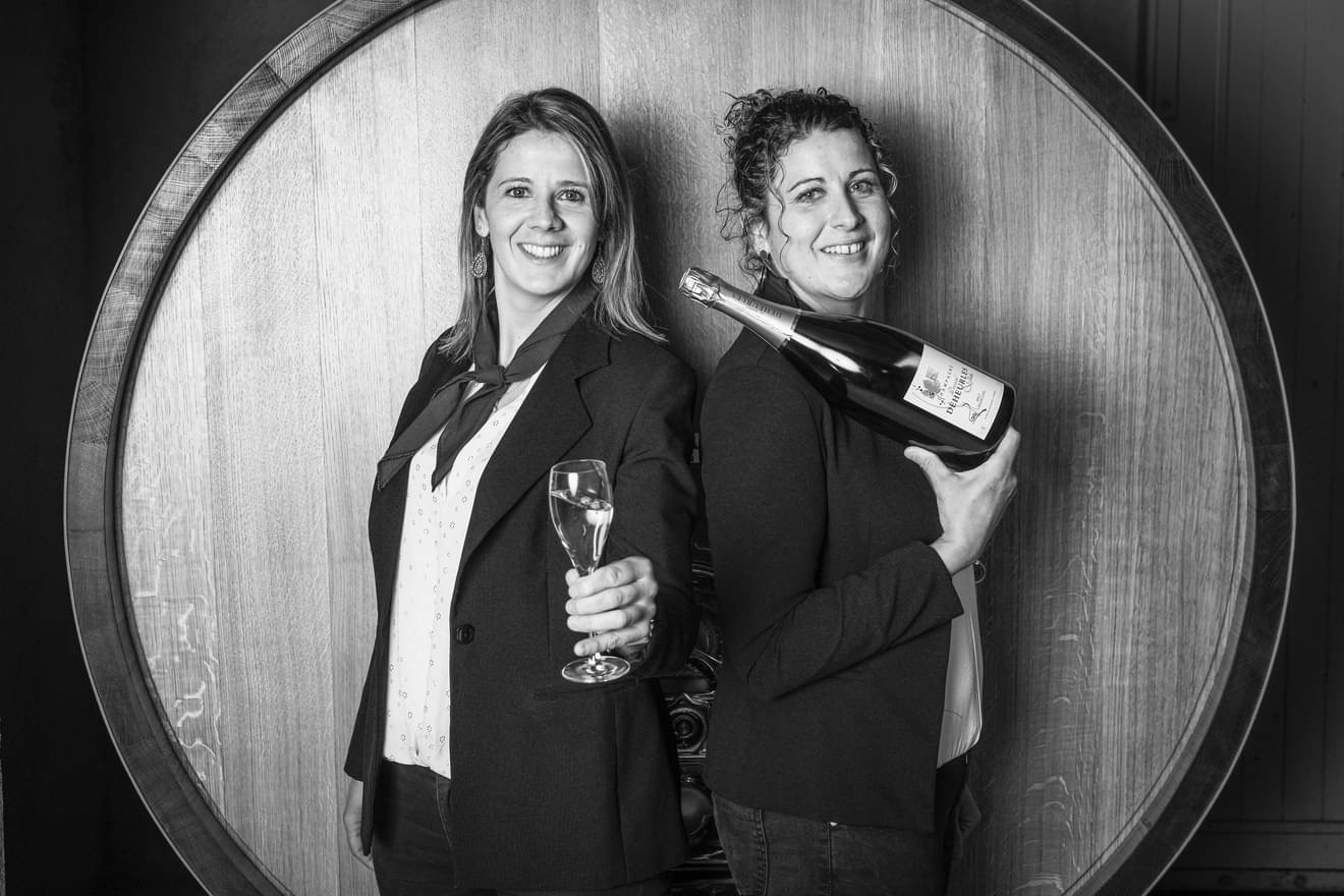 Émilie en Véronique Deheurles met champagne | Champagne Deheurles