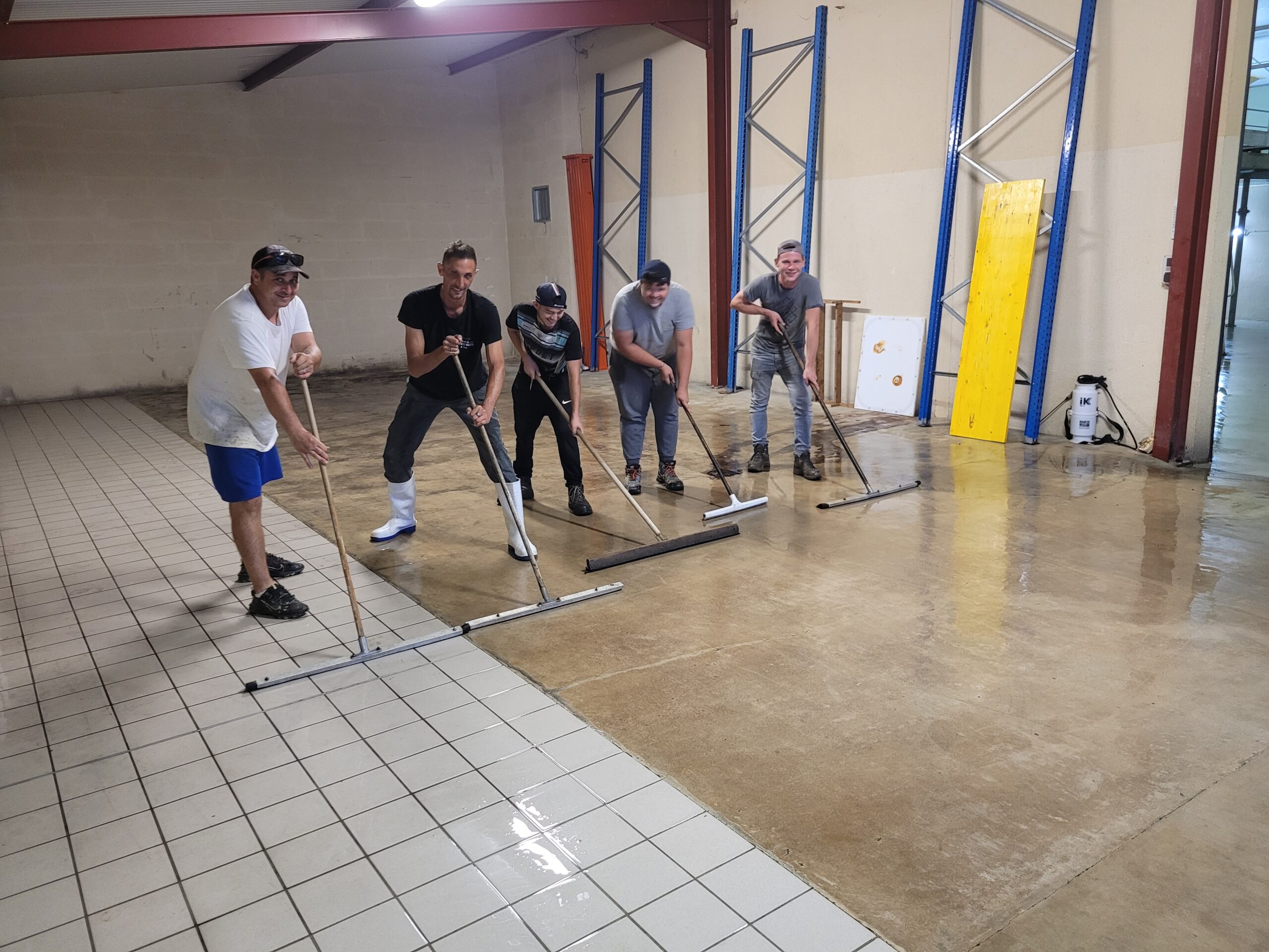 Het team van Deheurles bereidt de kelder voor op de vendanges