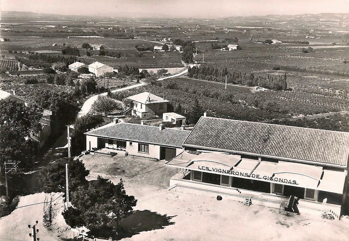 Het gebouw van Gigondas LaCave aan de voet van de Dentelles de Montmirail