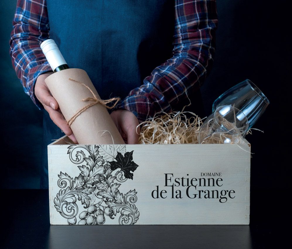 Fles wordt ingepakt in houten kist met familiewapen | Domaine Estienne de Lagrange