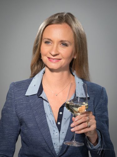 Géraldine Point met een glas wijn